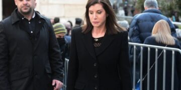 Κηδεία Κωνσταντίνου: Στο παρεκκλήσι της Μητρόπολης η Άννα Μισέλ Ασημακοπούλου με δάκρυα στα μάτια