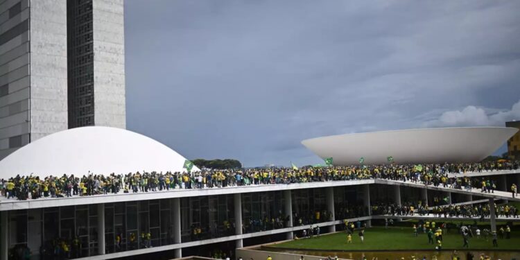Χάος στη Βραζιλία – Υποστηρικτές του Μπολσονάρο εισέβαλαν σε Κογκρέσο, προεδρικό μέγαρο και Ανώτατο Δικαστήριο