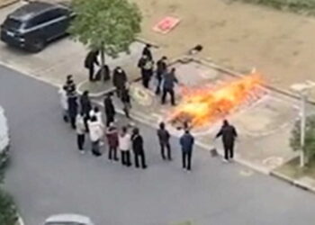 Σοκαριστικές εικόνες στην Κίνα: Καίνε τους νεκρούς από κορονοϊό στον δρόμο