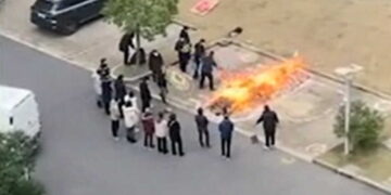 Alldaynews.gr Σοκαριστικές εικόνες στην Κίνα: Καίνε τους νεκρούς από κορονοϊό στον δρόμο