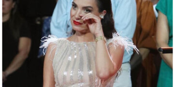 Alldaynews.gr «Ραγίζει καρδιές» η Φωτεινή Δάρρα: «Έφυγες εσύ μανά και τη ίδια στιγμή γνώρισα ένα αγόρι»