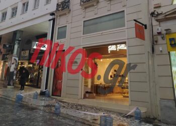 Έπεσε μπαλκόνι στην Ερμού (φωτο)