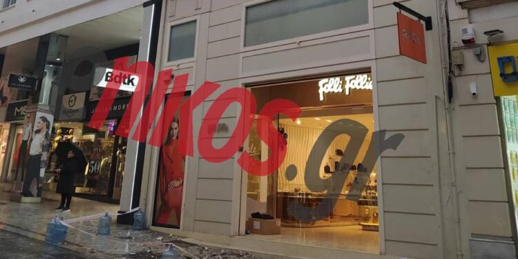 Έπεσε μπαλκόνι στην Ερμού (φωτο)