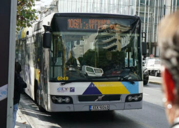 Οδηγός λεωφορείου έδωσε το τιμόνι σε ανήλικη μαθήτρια – Τι απαντά ο ίδιος για το βίντεο που έγινε viral