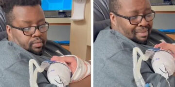 Alldaynews.gr Mπαμπάς τραγουδάει στο πρόωρο μωράκι του και γίνεται το απόλυτο viral