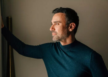 Καπουτζίδης: «Εγώ το πρωί δεν ξυπνάω και λέω “αχ Θεέ μου, πάλι γκέι ξύπνησα”»