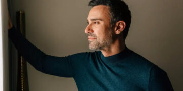 Alldaynews.gr Καπουτζίδης: «Εγώ το πρωί δεν ξυπνάω και λέω “αχ Θεέ μου, πάλι γκέι ξύπνησα”»