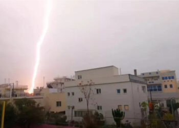 Κακοκαιρία στην Αττική: Η στιγμή που κεραυνός «πέφτει» στην Αθήνα