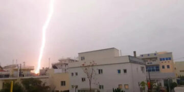 Alldaynews.gr Κακοκαιρία στην Αττική: Η στιγμή που κεραυνός «πέφτει» στην Αθήνα