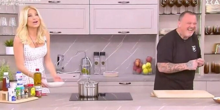 Alldaynews.gr Επικός διάλογος Σκορδά-Σκαρμούτσου με τον καπαμά που μαγείρεψε στην εκπομπή της: «Το άλλο το έχεις φάει φαντάζομαι» (video)