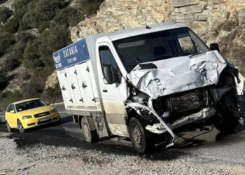 Φρικτό τροχαίο: Αυτοκίνητο συγκρούστηκε με φορτηγάκι – Νεκρός ο ένας οδηγός