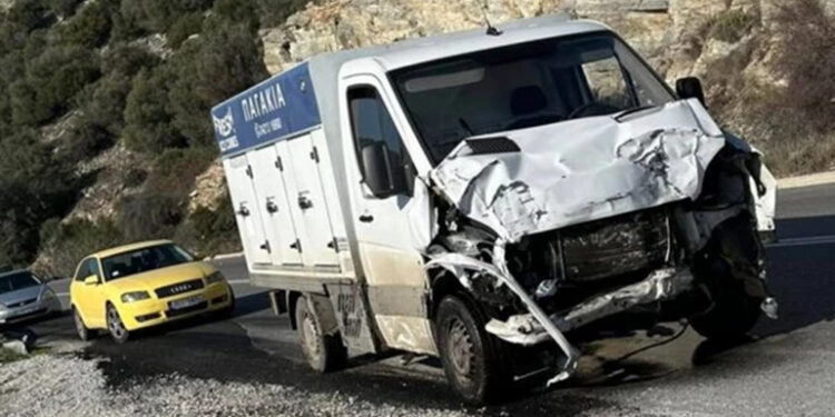 Alldaynews.gr Φρικτό τροχαίο: Αυτοκίνητο συγκρούστηκε με φορτηγάκι – Νεκρός ο ένας οδηγός