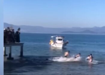 Θεολόγος: «Είναι πολυτραυματίας», λέει ο πατέρας του 22χρονου που χτύπησε όταν βούτηξε για τον σταυρό – Τι καταγγέλλει