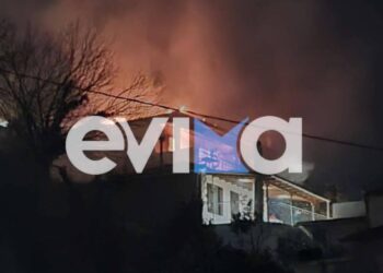Καίγεται το σπίτι του πρώην δημάρχου της Κύμης
