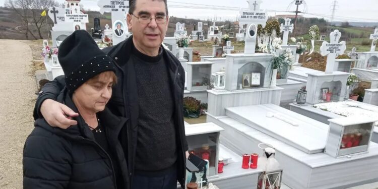 Συγκλονίζουν οι γονείς της Ελένης Τοπαλούδη: Πήγαν τούρτα γενεθλίων στον τάφο της[photo]