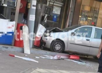 ΠΡΙΝ ΛΙΓΟ στη Θεσσαλονίκη: Αυτοκίνητο “καρφώθηκε” σε βενζινάδικο – Στις φλόγες μία αντλία (video)