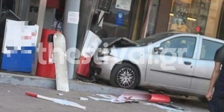 Alldaynews.gr ΠΡΙΝ ΛΙΓΟ στη Θεσσαλονίκη: Αυτοκίνητο “καρφώθηκε” σε βενζινάδικο – Στις φλόγες μία αντλία (video)