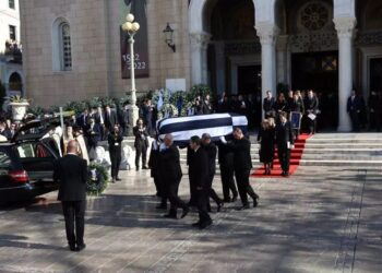 Κηδεία τέως βασιλιά Κωνσταντίνου: «Κωνσταντίνος, Κωνσταντίνος, ζήτω ο βασιλιάς» φώναζε ο κόσμος – Έψαλαν τον εθνικό ύμνο[video]