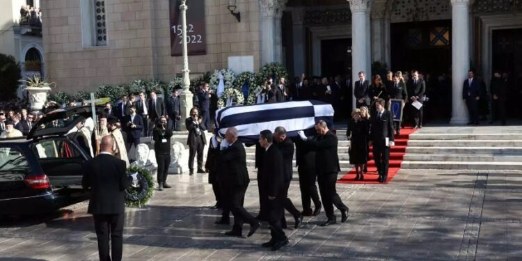 Κηδεία τέως βασιλιά Κωνσταντίνου: «Κωνσταντίνος, Κωνσταντίνος, ζήτω ο βασιλιάς» φώναζε ο κόσμος – Έψαλαν τον εθνικό ύμνο[video]