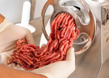 Σοκ Πριν Λίγο: Νεαρή εργαζόμενη σε κρεοπωλείο έπιασε το χέρι της στη μηχανή του κιμά-Επέμβαση της ΕΜΑΚ