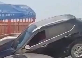 Φρικτό τροχαίο λόγω ομίχλης: Φορτηγό έπεσε πάνω σε πομπή κηδείας – Φόβοι για πάνω από 17 νεκρούς (video)