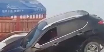 Alldaynews.gr Φρικτό τροχαίο λόγω ομίχλης: Φορτηγό έπεσε πάνω σε πομπή κηδείας – Φόβοι για πάνω από 17 νεκρούς (video)