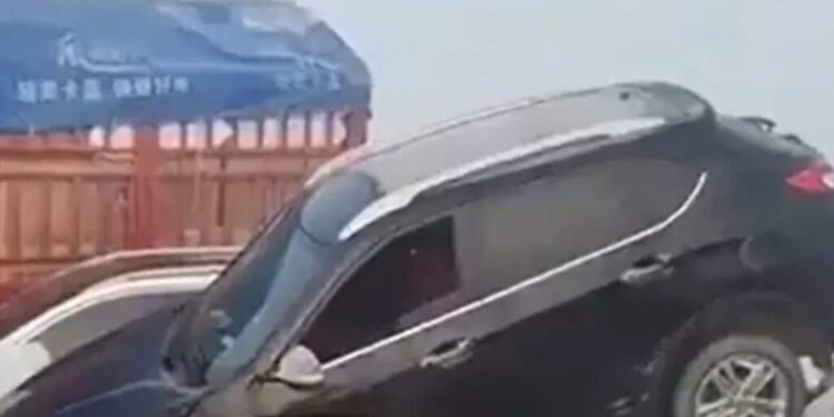 Alldaynews.gr Φρικτό τροχαίο λόγω ομίχλης: Φορτηγό έπεσε πάνω σε πομπή κηδείας – Φόβοι για πάνω από 17 νεκρούς (video)