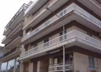 Ξάνθη: Κολόνα της ΔΕΗ περνά μέσα από μπαλκόνι σπιτιού – Δείτε το viral βίντεο