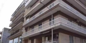 Alldaynews.gr Ξάνθη: Κολόνα της ΔΕΗ περνά μέσα από μπαλκόνι σπιτιού – Δείτε το viral βίντεο