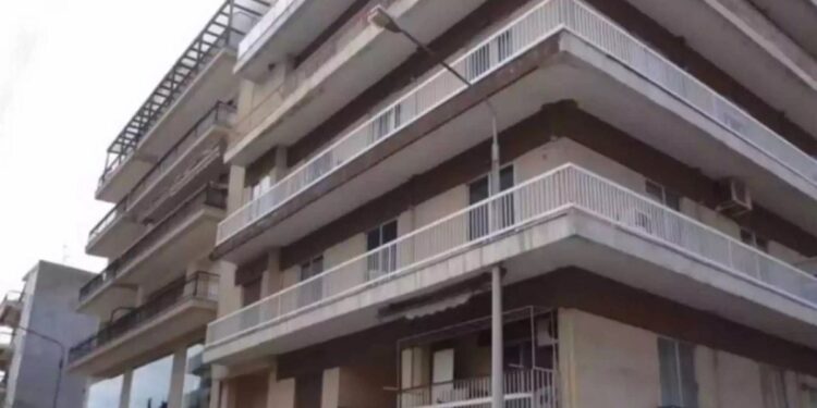 Alldaynews.gr Ξάνθη: Κολόνα της ΔΕΗ περνά μέσα από μπαλκόνι σπιτιού – Δείτε το viral βίντεο