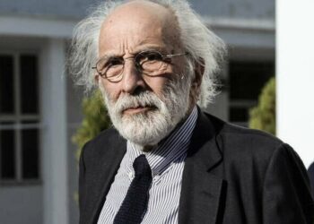 Λυκουρέζος: Ο τέως βασιλιάς θα έπρεπε να ταφεί με τιμές αρχηγού κράτους