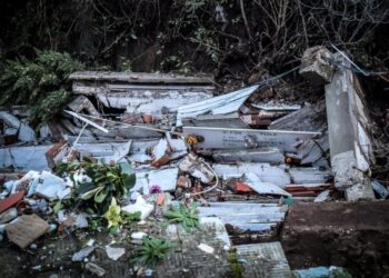 Alldaynews.gr Κατέρρευσε τμήμα νεκροταφείου από την κακοκαιρία – Σε χαράδρα φέρετρα και τεφροδόχοι
