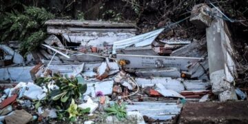 Alldaynews.gr Κατέρρευσε τμήμα νεκροταφείου από την κακοκαιρία – Σε χαράδρα φέρετρα και τεφροδόχοι