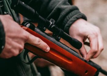 ”Πάγωσαν” οι περαστικοί-40χρονος έβαλε τέλος στη ζωή του με όπλο σε κεντρική πλατεία