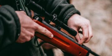 Alldaynews.gr ”Πάγωσαν” οι περαστικοί-40χρονος έβαλε τέλος στη ζωή του με όπλο σε κεντρική πλατεία