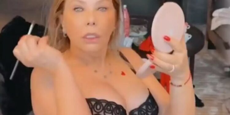 Alldaynews.gr Η Ορνέλα Μούτι ποζάρει στα 67 της με εσώpoυχα – «Αυτή είμαι, όποιος με θέλει»