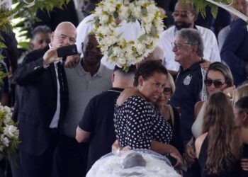 Παρατράγουδα στο λαϊκό προσκύνημα του Πελέ – Τα χαμόγελα της οικογένειας και η σέλφι με το φέρετρο