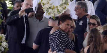 Παρατράγουδα στο λαϊκό προσκύνημα του Πελέ – Τα χαμόγελα της οικογένειας και η σέλφι με το φέρετρο