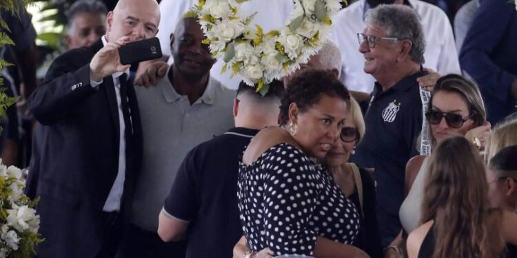 Παρατράγουδα στο λαϊκό προσκύνημα του Πελέ – Τα χαμόγελα της οικογένειας και η σέλφι με το φέρετρο