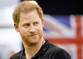 Πρίγκιπας Χάρι: Έχασα την παρθενιά μου πίσω από μια πάμπ με….