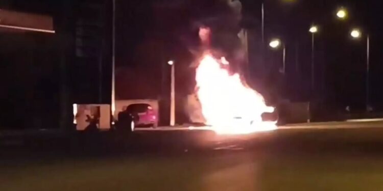 Alldaynews.gr Σέρρες: Φωτιά και εκρήξεις σε αυτοκίνητο στην είσοδο βενζινάδικου (video)