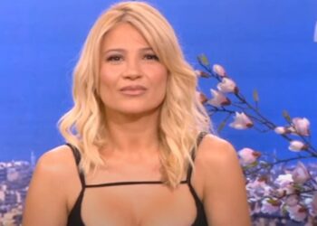 Φαίη Σκορδά: Η ώρα που «καταρρέει» το φόρεμά της και οι συνεργάτες της τρέχουν πανικόβλητοι (pics)