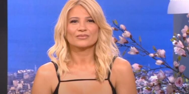 Alldaynews.gr Φαίη Σκορδά: Η ώρα που «καταρρέει» το φόρεμά της και οι συνεργάτες της τρέχουν πανικόβλητοι (pics)