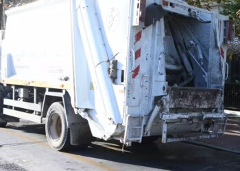 Alldaynews.gr Ασύλληπτη τραγωδία: Αυτοκίνητο Kαρφώθηκε πάνω σε απορριμματοφόρο και Σκότωσε 45χρονη υπάλληλο καθαριότητας