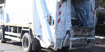 Alldaynews.gr Ασύλληπτη τραγωδία: Αυτοκίνητο Kαρφώθηκε πάνω σε απορριμματοφόρο και Σκότωσε 45χρονη υπάλληλο καθαριότητας