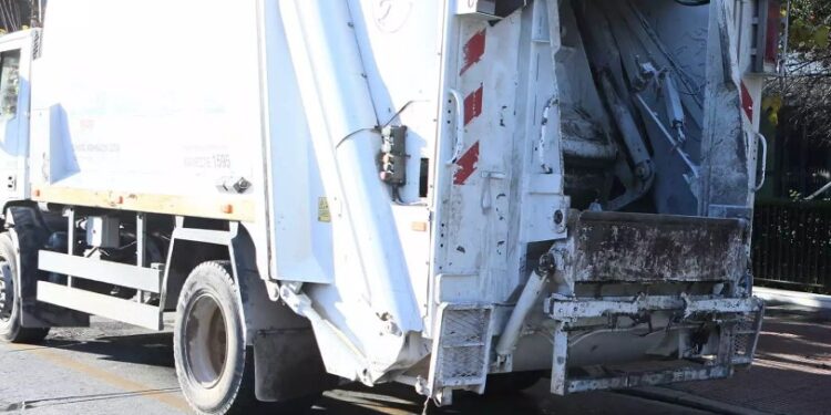 Alldaynews.gr Ασύλληπτη τραγωδία: Αυτοκίνητο Kαρφώθηκε πάνω σε απορριμματοφόρο και Σκότωσε 45χρονη υπάλληλο καθαριότητας