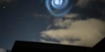 Alldaynews.gr Μυστηριώδης «ιπτάμενη σπείρα» εντοπίστηκε να αιωρείται πάνω από τη Χαβάη