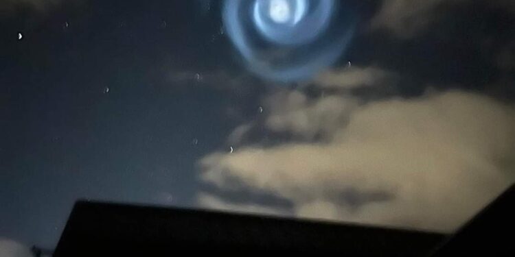 Alldaynews.gr Μυστηριώδης «ιπτάμενη σπείρα» εντοπίστηκε να αιωρείται πάνω από τη Χαβάη