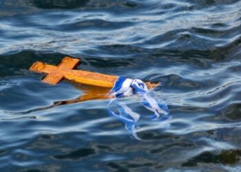 Ρίγη συγκίνησης από 20χρονο που έπιασε τον Σταυρό- Η τραγική του ιστορία[video]