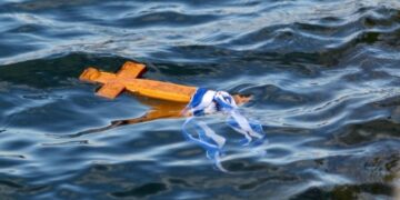 Ρίγη συγκίνησης από 20χρονο που έπιασε τον Σταυρό- Η τραγική του ιστορία[video]